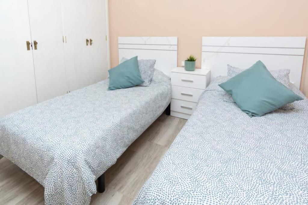 Pablo Neruda Tourist Home Кармона Екстериор снимка